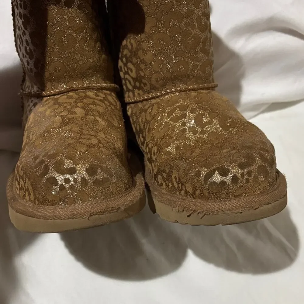 UGG 3 Kids Classic II Sparkle Leopard Boots in ugg tan with gold accents euc